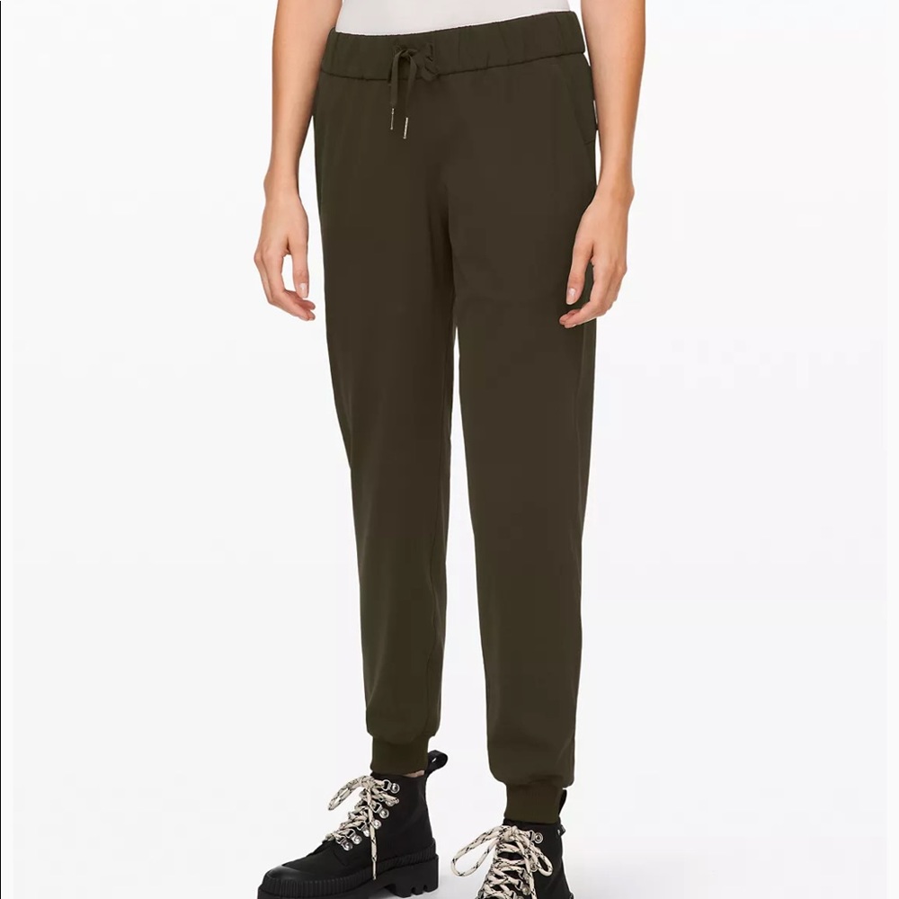 Lululemon- On The Fly Jogger - Size 4